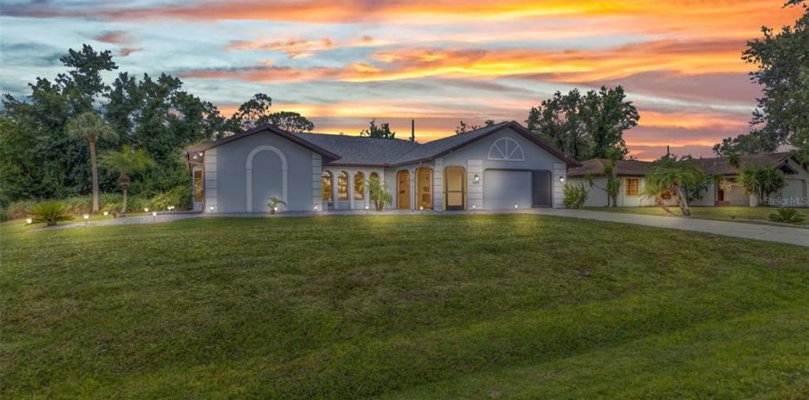 House in Port Charlotte, Florida 3 bedrooms, 210.98 sq.m. № 1858457