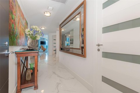 Condo in North Miami Beach, Florida, 3 bedrooms  № 1714355 - photo 9
