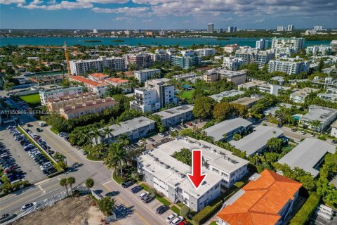 Condo in Bay Harbor Islands, Florida, 3 bedrooms № 2188589 - photo 28