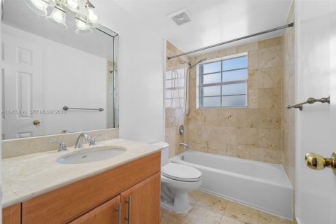 Condo in Bay Harbor Islands, Florida, 3 bedrooms № 2188589 - photo 21