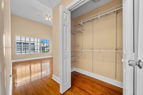 Condo in Bay Harbor Islands, Florida, 3 bedrooms № 2188589 - photo 16