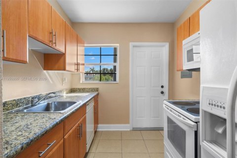 Condo in Bay Harbor Islands, Florida, 3 bedrooms № 2188589 - photo 9