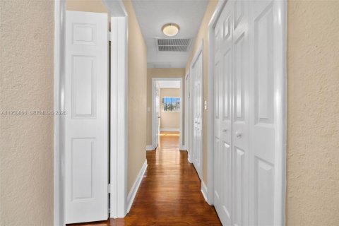 Condo in Bay Harbor Islands, Florida, 3 bedrooms № 2188589 - photo 11