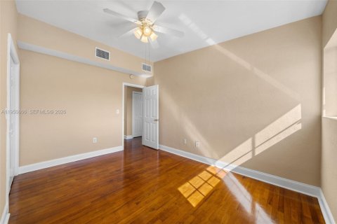 Condo in Bay Harbor Islands, Florida, 3 bedrooms № 2188589 - photo 19