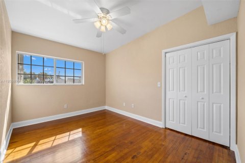 Condo in Bay Harbor Islands, Florida, 3 bedrooms № 2188589 - photo 22