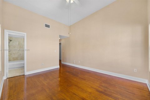 Condo in Bay Harbor Islands, Florida, 3 bedrooms № 2188589 - photo 17