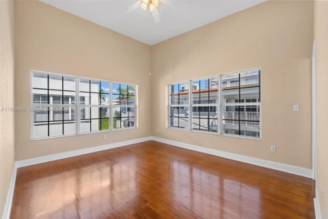Condo in Bay Harbor Islands, Florida, 3 bedrooms № 2188589 - photo 12