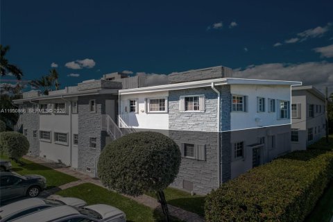 Condo in Bay Harbor Islands, Florida, 3 bedrooms № 2188589 - photo 26