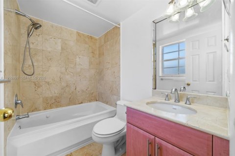 Condo in Bay Harbor Islands, Florida, 3 bedrooms № 2188589 - photo 18