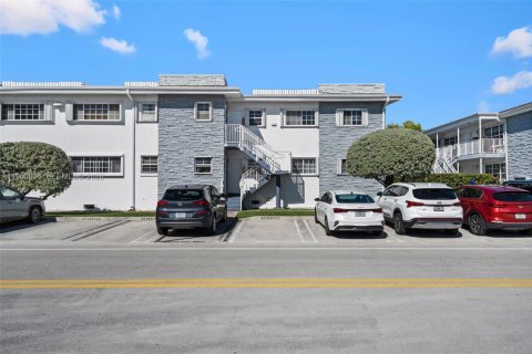 Condo in Bay Harbor Islands, Florida, 3 bedrooms № 2188589 - photo 25