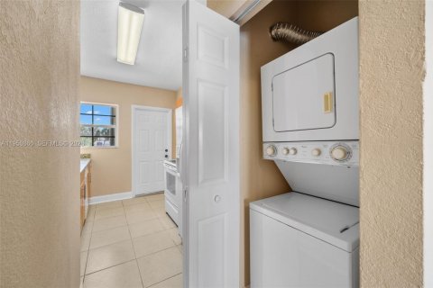 Condo in Bay Harbor Islands, Florida, 3 bedrooms № 2188589 - photo 10