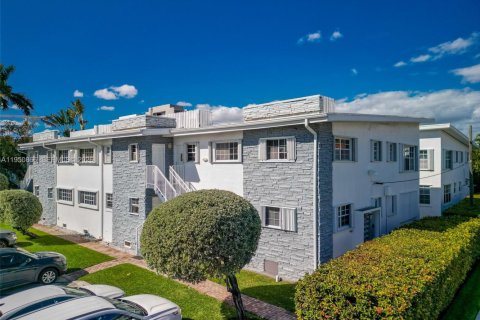 Condo in Bay Harbor Islands, Florida, 3 bedrooms № 2188589 - photo 27