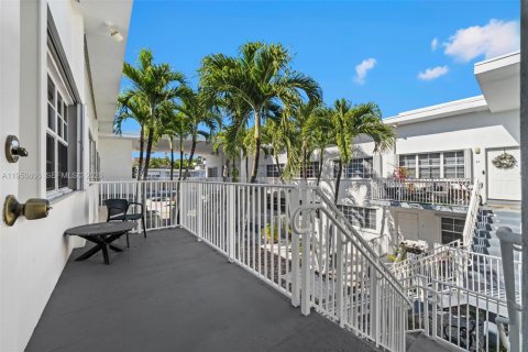 Condo in Bay Harbor Islands, Florida, 3 bedrooms № 2188589 - photo 24