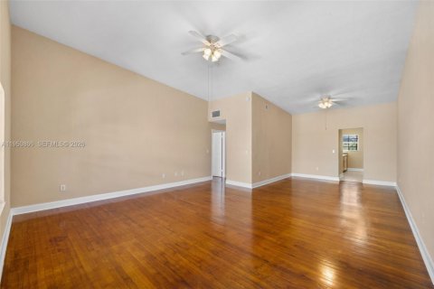 Condo in Bay Harbor Islands, Florida, 3 bedrooms № 2188589 - photo 4