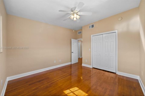 Condo in Bay Harbor Islands, Florida, 3 bedrooms № 2188589 - photo 23