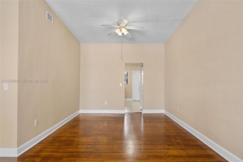 Condo in Bay Harbor Islands, Florida, 3 bedrooms № 2188589 - photo 7