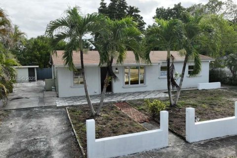 Купить коммерческую недвижимость в Майами-Гарденс, Флорида № 1989831 - фото 4