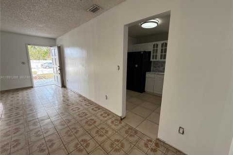 Купить коммерческую недвижимость в Майами-Гарденс, Флорида № 1989831 - фото 17