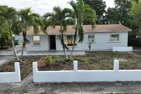 Купить коммерческую недвижимость в Майами-Гарденс, Флорида № 1989831 - фото 1