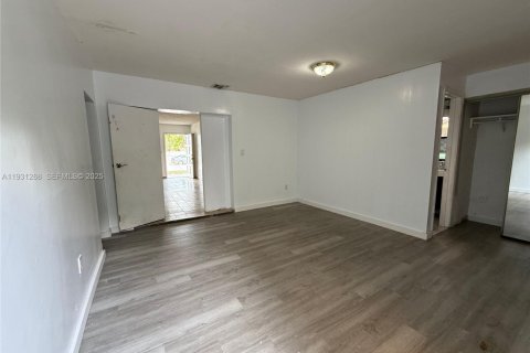 Купить коммерческую недвижимость в Майами-Гарденс, Флорида № 1989831 - фото 27