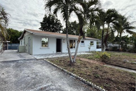 Купить коммерческую недвижимость в Майами-Гарденс, Флорида № 1989831 - фото 6