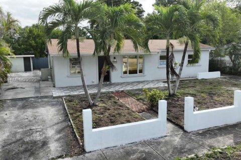 Купить коммерческую недвижимость в Майами-Гарденс, Флорида № 1989831 - фото 3