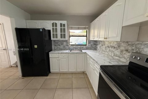 Купить коммерческую недвижимость в Майами-Гарденс, Флорида № 1989831 - фото 23