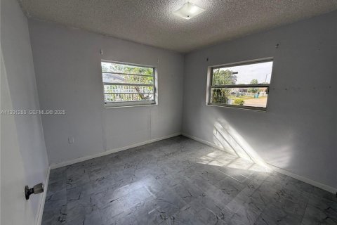 Купить коммерческую недвижимость в Майами-Гарденс, Флорида № 1989831 - фото 18