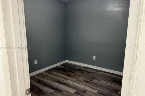 Купить коммерческую недвижимость в Майами-Гарденс, Флорида № 1989831 - фото 22