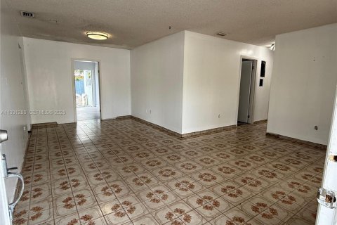 Купить коммерческую недвижимость в Майами-Гарденс, Флорида № 1989831 - фото 16