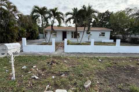 Купить коммерческую недвижимость в Майами-Гарденс, Флорида № 1989831 - фото 2