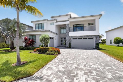 House in Boca Raton, Florida 5 bedrooms, 457.64 sq.m. № 2087068 - photo 2