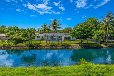House in Palmetto Bay, Florida 4 bedrooms, 226.4 sq.m. № 1887245 - photo 4