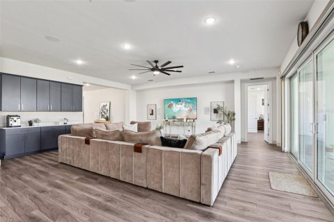 House in Wesley Chapel, Florida 6 bedrooms, 450.95 sq.m. № 1910608 - photo 5