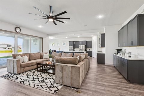 House in Wesley Chapel, Florida 6 bedrooms, 450.95 sq.m. № 1910608 - photo 4