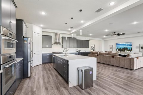 House in Wesley Chapel, Florida 6 bedrooms, 450.95 sq.m. № 1910608 - photo 10