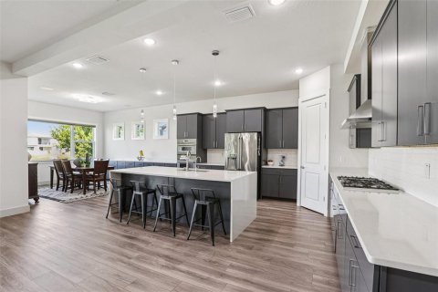 House in Wesley Chapel, Florida 6 bedrooms, 450.95 sq.m. № 1910608 - photo 6