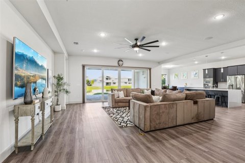 House in Wesley Chapel, Florida 6 bedrooms, 450.95 sq.m. № 1910608 - photo 3