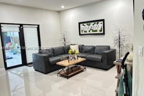Villa ou maison à vendre à Miami, Floride: 4 chambres, 240.71 m2 № 1749802 - photo 13