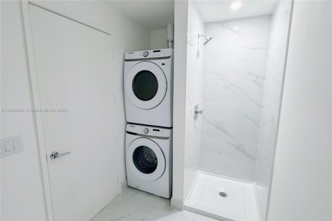 Condo in Miami, Florida, 4 bedrooms  № 2014859 - photo 19