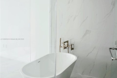 Condo in Miami, Florida, 4 bedrooms  № 2014859 - photo 9