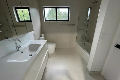 Townhouse in Miami, Florida 3 bedrooms, 134.24 sq.m. № 2031446 - photo 13