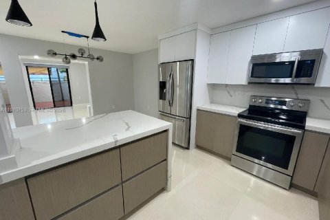 Townhouse in Miami, Florida 3 bedrooms, 134.24 sq.m. № 2031446 - photo 14