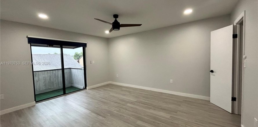 Townhouse in Miami, Florida 3 bedrooms, 134.24 sq.m. № 2031446