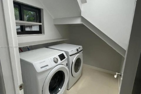 Townhouse in Miami, Florida 3 bedrooms, 134.24 sq.m. № 2031446 - photo 16