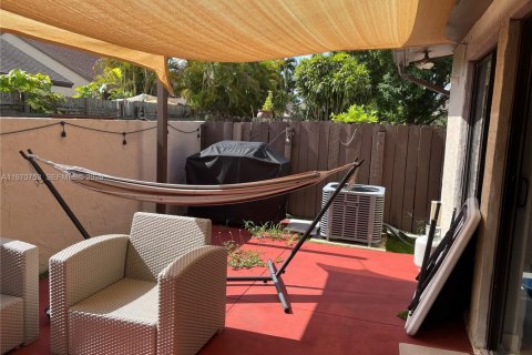 Townhouse in Miami, Florida 3 bedrooms, 134.24 sq.m. № 2031446 - photo 3