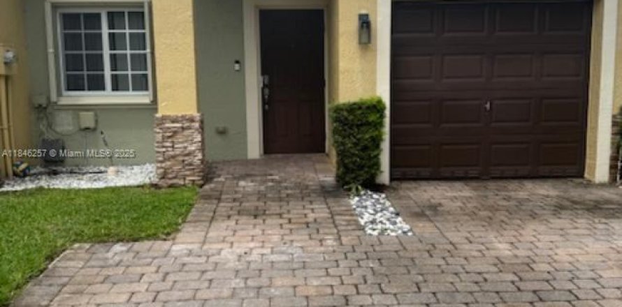 Townhouse in Homestead, Florida 2 bedrooms, 116.87 sq.m. № 1843999
