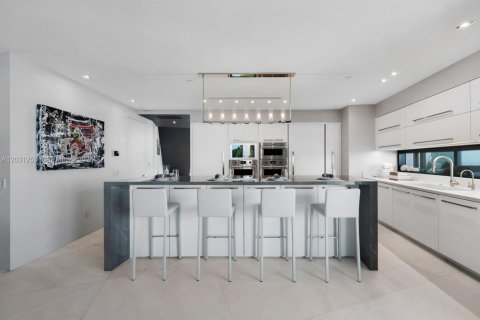 Condo in Sunny Isles Beach, Florida, 4 bedrooms № 2146103 - photo 22