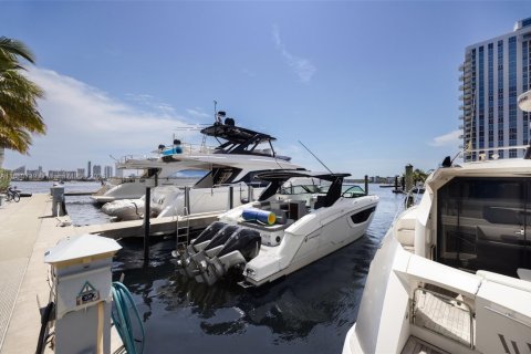 Condominio en alquiler en North Miami Beach, Florida, 3 dormitorios, 206.15 m2 № 1978432 - foto 24