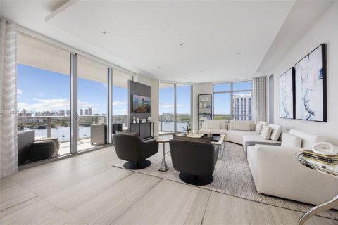 Condominio en alquiler en North Miami Beach, Florida, 3 dormitorios, 206.15 m2 № 1978432 - foto 1